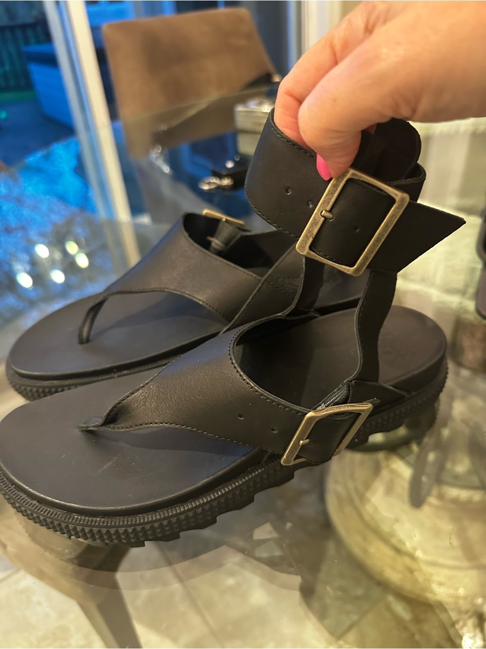 Like New! $140 Sorel Black Thong Sandals with Ankle Strap sz 8.5 - Picture 3 of 7